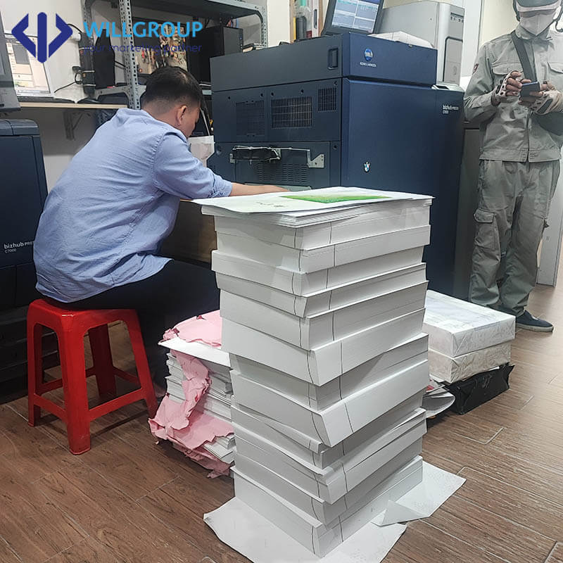 Nhân viên in brochure tại willgroup