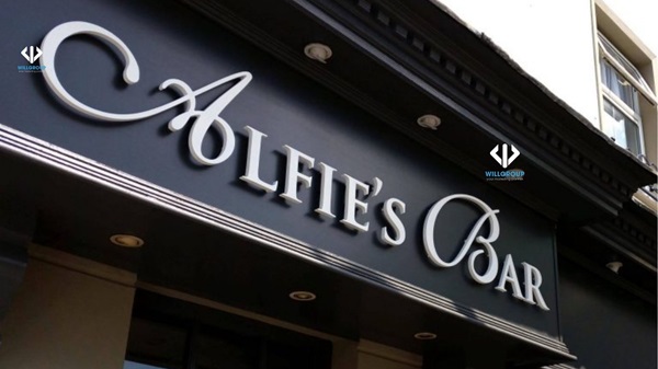 Bảng hiệu alu chữ nổi inox tại một quán bar