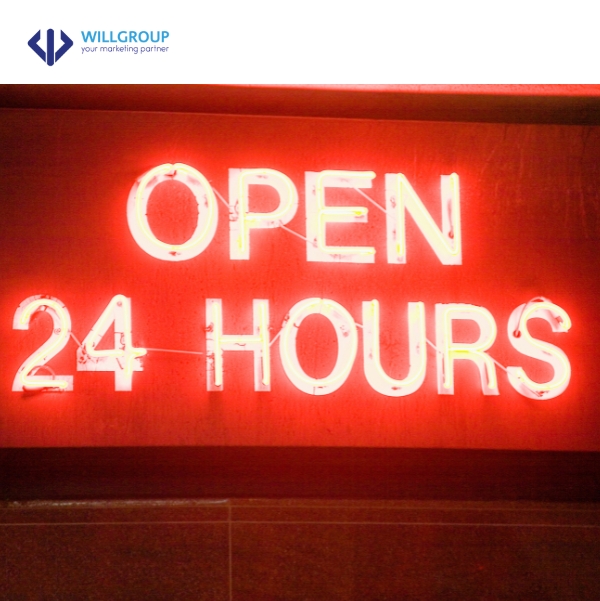 Bảng hiệu đèn LED với chữ Open 24 hours