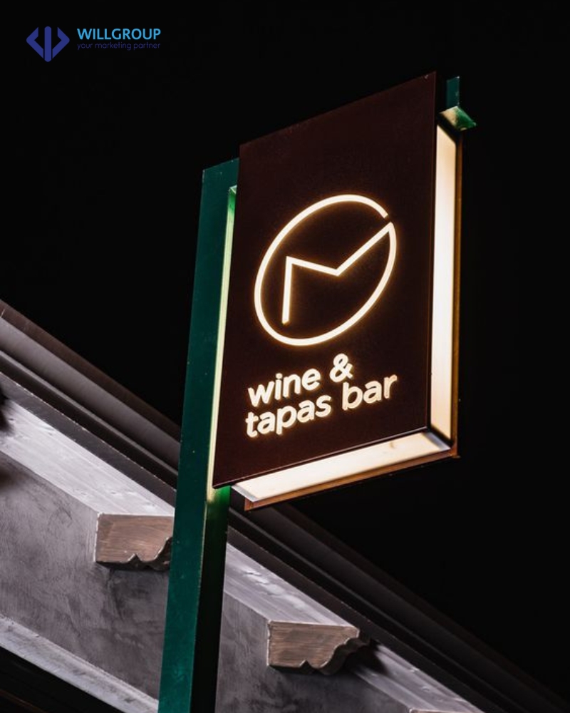 Bảng hiệu hộp đèn ở quán bar