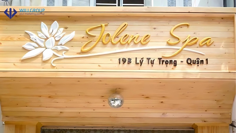 bảng hiệu spa được làm từ gỗ của Jolene Spa