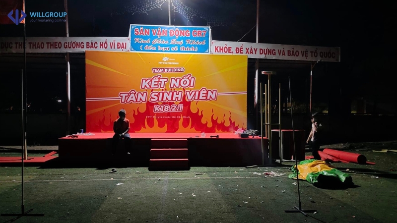 quá trình thi công khung backdrop cho sự kiện Kết nối Tân sinh viên tại Will Group