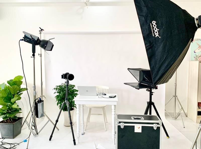 Phòng thu chuyên nghiệp với thiết bị hiện đại cho dịch vụ quay video podcast trọn gói.