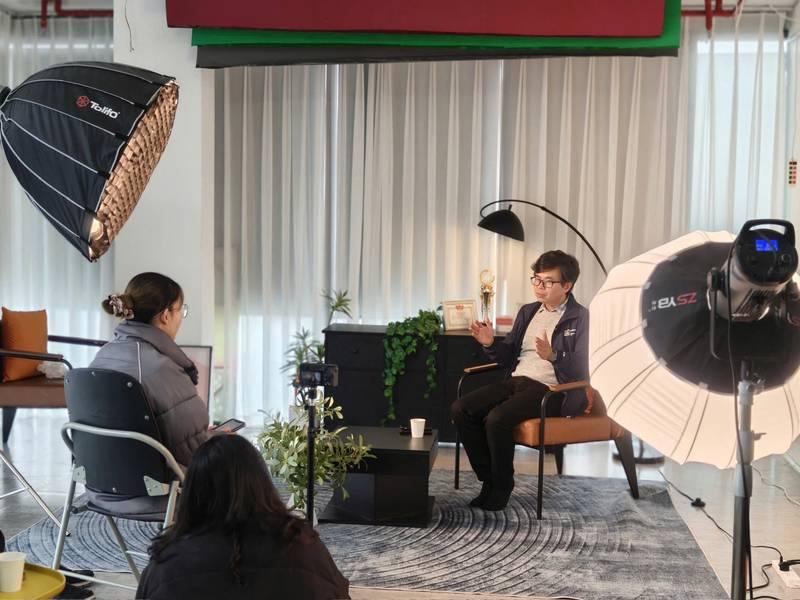 Dịch vụ quay video podcast trọn gói với thiết lập ánh sáng và phỏng vấn chuyên nghiệp.