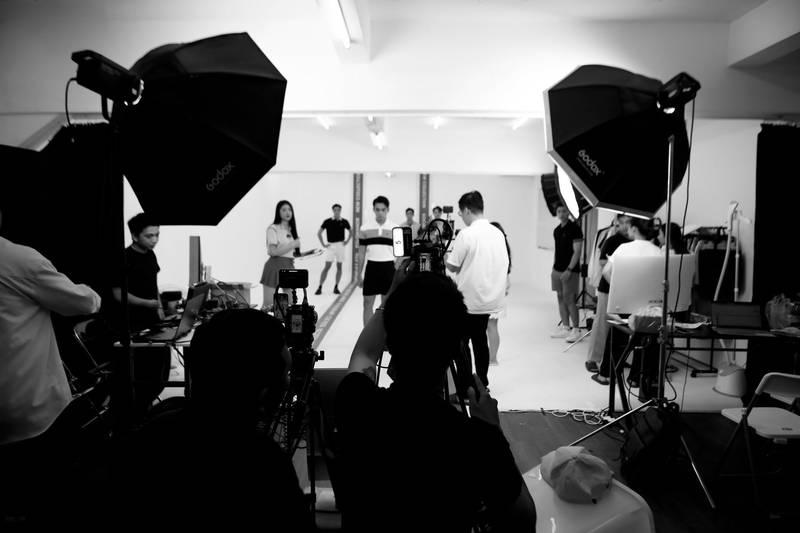 Quá trình thực hiện Dịch vụ quay video podcast trọn gói với ekip và thiết bị chuyên nghiệp trong studio.