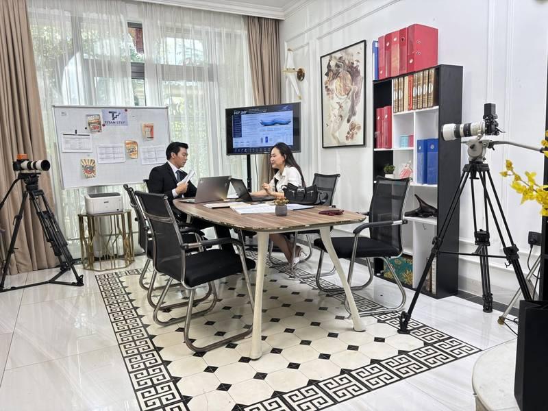 Dịch vụ quay video podcast trọn gói với không gian phòng họp chuyên nghiệp và thiết bị hiện đại.