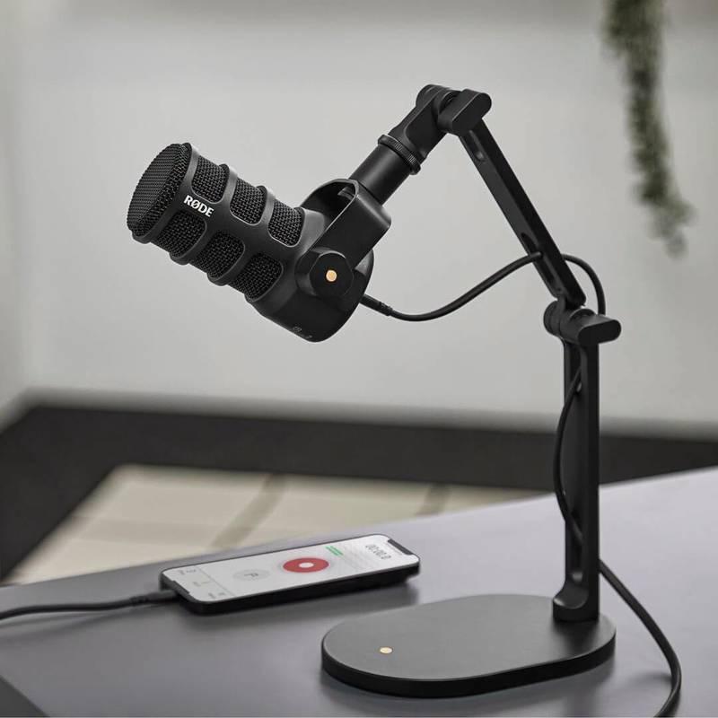 Microphone chuyên dụng và điện thoại ghi âm minh họa cho dịch vụ quay video podcast trọn gói.