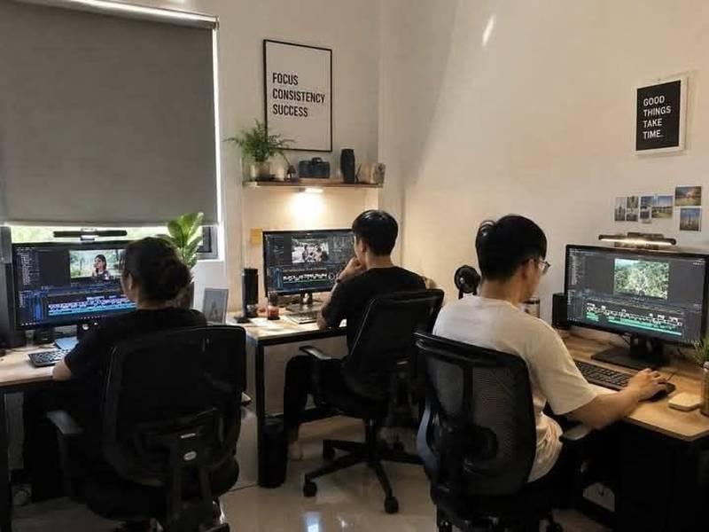 Nhóm nhân viên đang chỉnh sửa video chuyên nghiệp trong dịch vụ quay video podcast trọn gói.