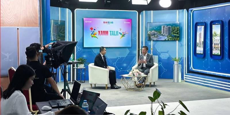 Dịch vụ quay video podcast trọn gói với đội ngũ chuyên nghiệp trong studio hiện đại.