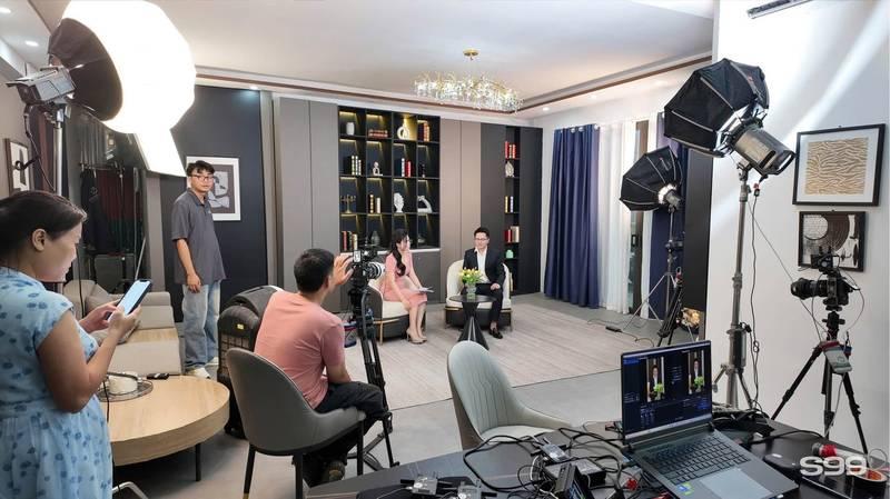 Phòng quay chuyên nghiệp với ekip đang thực hiện dịch vụ quay video podcast trọn gói.