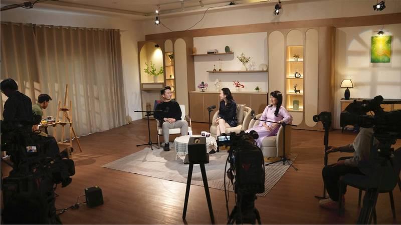 Khung cảnh thu âm với Dịch vụ quay video podcast trọn gói chuyên nghiệp trong studio hiện đại.