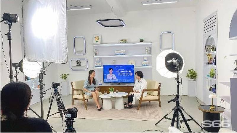 Nội dung Dịch vụ quay video podcast trọn gói với ekip chuyên nghiệp và thiết bị hiện đại trong phòng thu.