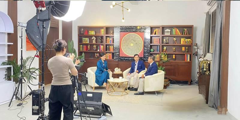 Quay video podcast chuyên nghiệp với dịch vụ quay video podcast trọn gói tại phòng thu hiện đại.