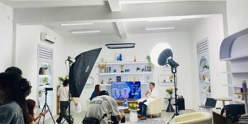 Dịch vụ quay video podcast trọn gói chuyên nghiệp với thiết bị ánh sáng và máy quay hiện đại trong studio.