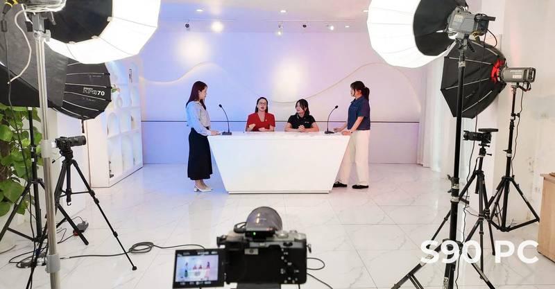 Dịch vụ quay video podcast trọn gói với dàn thiết bị chuyên nghiệp và đội ngũ thực hiện.