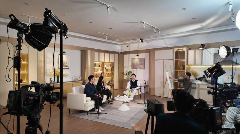 Không gian quay chuyên nghiệp với ekip đang thực hiện Dịch vụ quay video podcast trọn gói.