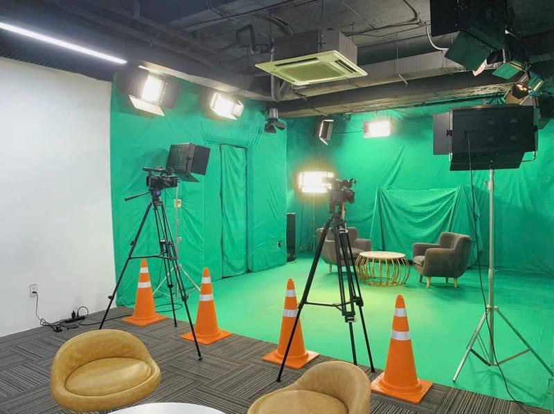 Phòng quay chuyên nghiệp với thiết bị hiện đại dùng cho dịch vụ quay video podcast trọn gói.