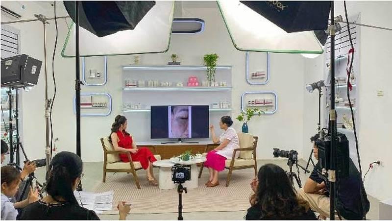 Dịch vụ quay video podcast trọn gói với ekip chuyên nghiệp tại trường quay hiện đại.