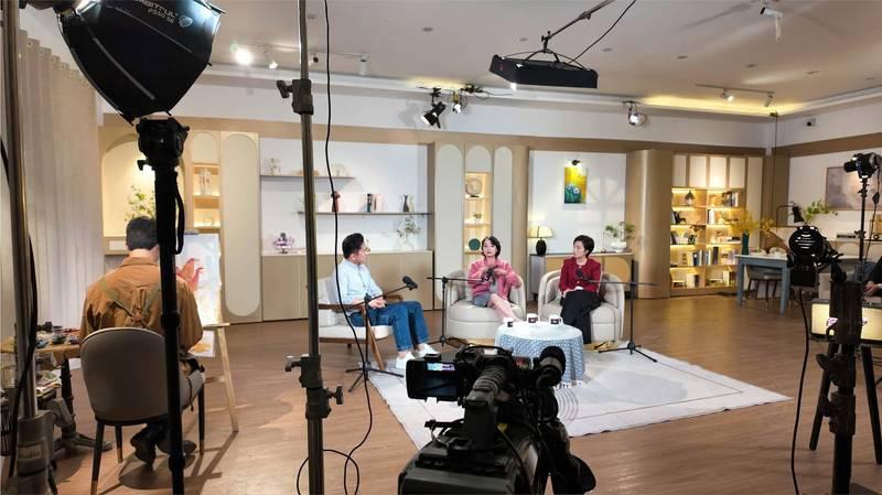 Ảnh mô tả không gian quay video podcast chuyên nghiệp với ekip thực hiện trong Dịch vụ quay video podcast trọn gói.