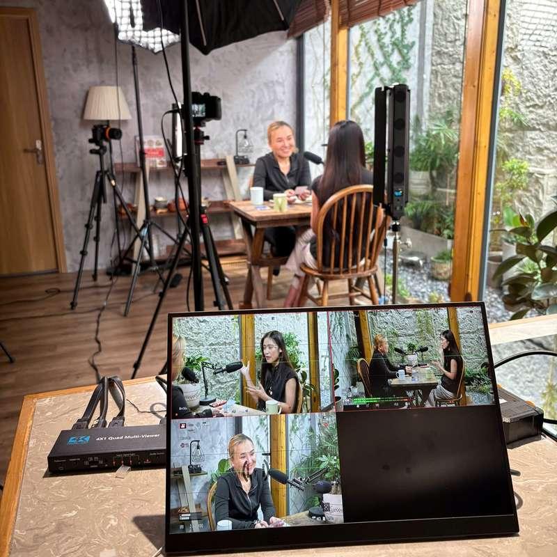 Dịch vụ quay video podcast trọn gói với ekip và thiết bị chuyên nghiệp trong studio hiện đại.