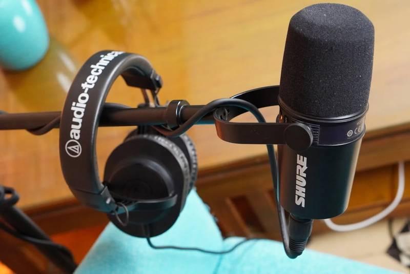 Mic và tai nghe chuyên dụng trong dịch vụ quay video podcast trọn gói chất lượng cao.